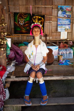 Téléchargez les photos : CHIANG MAI THAILAND- FÉVRIER 2019 : Femme Karen tribu Hill vendant ses marchandises à Baan Tong Luang eco village près de Chiangmai, Thaïlande - en image libre de droit
