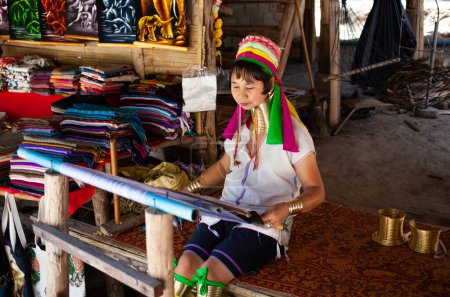 Foto de CHIANG MAI TAILANDIA - FEBRERO, 2019: tribu de la colina Karen mujer vendiendo sus bienes en Baan Tong Luang eco village near Chiangmai, Thailand - Imagen libre de derechos