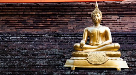 Foto de Estatua de buda dorada en templo budista - Imagen libre de derechos