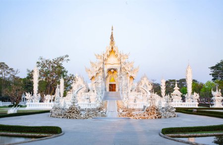 Téléchargez les photos : CHIANG RAI, THAÏLANDE - FÉVRIER 2019 : wat Rong Khun Le célèbre temple blanc de Chiang Rai, Thaïlande - en image libre de droit