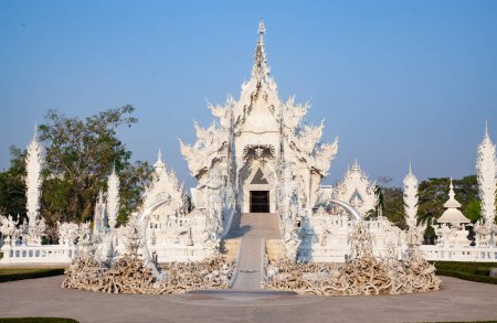 Foto de CHIANG RAI, TAILANDIA - FEBRERO 2019: wat Rong Khun El famoso Templo Blanco en Chiang Rai, Tailandia - Imagen libre de derechos
