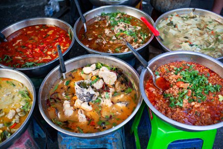 Téléchargez les photos : Délicieux thai frais nourriture de rue - en image libre de droit