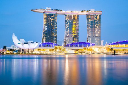 Téléchargez les photos : Singapour skyline à la Marina pendant le crépuscule - en image libre de droit