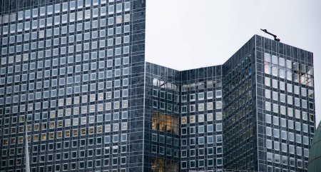 Foto de Foto abstracta de edificios de oficinas modernos hechos de ventanas de vidrio - Imagen libre de derechos