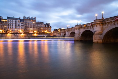 puente Pont Neuf y el río Sena con casas antiguas, París, Francia, tonificado
