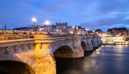 Foto de Puente Pont Neuf y el río Sena con casas antiguas, París, Francia, tonificado - Imagen libre de derechos