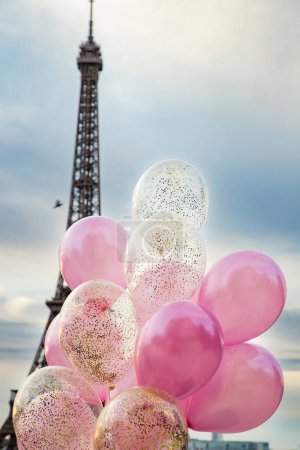 Téléchargez les photos : Ballons roses et rouges devant la tour Eiffel, Paris, ville de l'amour - en image libre de droit