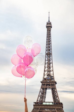 Téléchargez les photos : Ballons roses et rouges devant la tour Eiffel, Paris, ville de l'amour - en image libre de droit