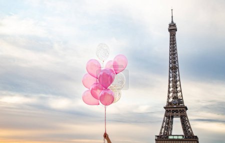 Foto de Globos de color rosa y rojo frente a la Torre Eiffel, París, ciudad del amor - Imagen libre de derechos