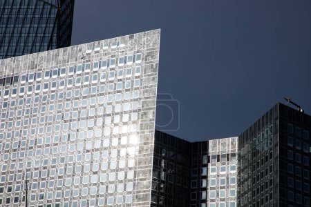 photo abstraite des immeubles de bureaux modernes en vitraux