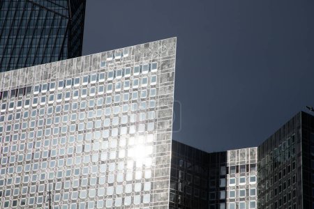 abstraktes Foto moderner Bürogebäude aus Glasfenstern