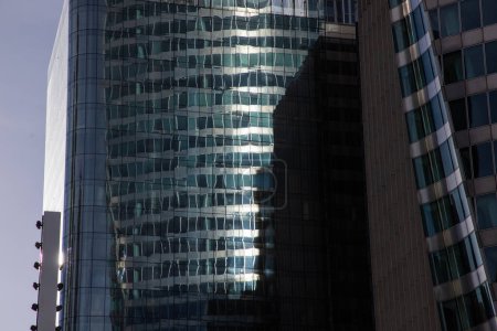 foto abstracta de edificios de oficinas modernos hechos de ventanas de vidrio