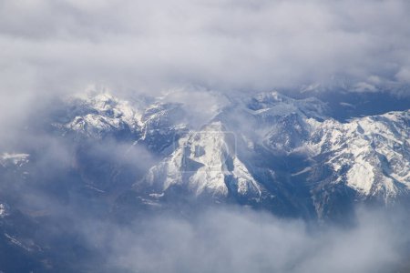 vista aérea de los picos montañosos nevados en los Alpes