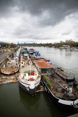 Foto de PARÍS, FRANCIA - 30 DE MARZO DE 2024: Antiguos buques de carga sobre el río Sena París - Imagen libre de derechos