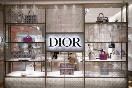 Téléchargez les photos : PARIS, FRANCE - 30 MARS 2024 : Façade du magasin Dior à Paris. Dior est une société française fondée par le designer Christian Dior, qui conçoit et vend au détail des produits de luxe . - en image libre de droit