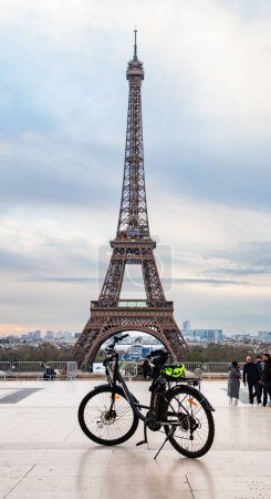 Téléchargez les photos : PARIS, FRANCE - 30 MARS 2024 : Tour Eiffel vue depuis les Jardins du Trocadéro à Paris, France. La Tour Eiffel est l'un des monuments les plus emblématiques de Paris - en image libre de droit