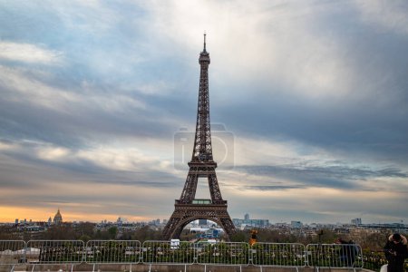 Téléchargez les photos : PARIS, FRANCE - 30 MARS 2024 : Tour Eiffel vue depuis les Jardins du Trocadéro à Paris, France. La Tour Eiffel est l'un des monuments les plus emblématiques de Paris - en image libre de droit