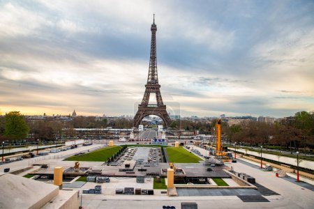 Foto de PARÍS, FRANCIA - 30 DE MARZO DE 2024: Torre Eiffel vista desde los Jardines del Trocadero en París, Francia. La Torre Eiffel es uno de los monumentos más emblemáticos de París - Imagen libre de derechos