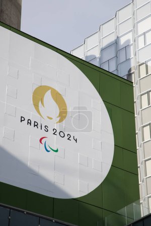 Téléchargez les photos : PARIS, FRANCE - 30 MARS 2024 : Logo des Jeux Olympiques d'été de Paris - en image libre de droit