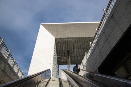 Téléchargez les photos : PARIS, FRANCE - 30 MARS 2024 : Bâtiments commerciaux modernes à La Défense, Paris, France - en image libre de droit