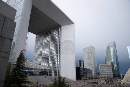 Téléchargez les photos : PARIS, FRANCE - 30 MARS 2024 : Bâtiments commerciaux modernes à La Défense, Paris, France - en image libre de droit