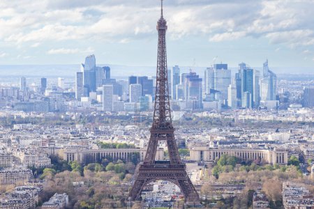 Téléchargez les photos : PARIS, FRANCE - 30 MARS 2024 : Tour Eiffel et quartier des affaires de La Défense vus de la Tour Montparnasse - en image libre de droit