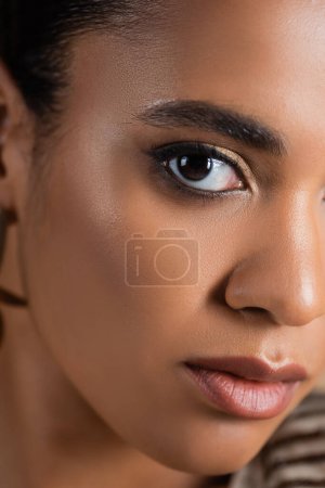 primer plano de la joven afroamericana mujer mirando la cámara 