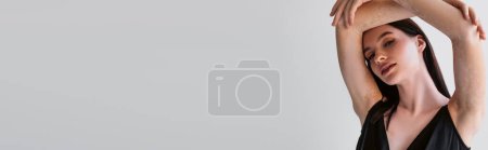 Junge Frau mit Vitiligo Blick auf Kamera isoliert auf grau mit Kopierraum, Banner 