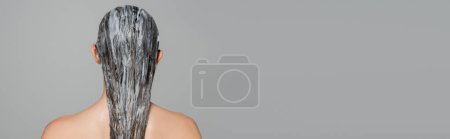 Téléchargez les photos : Vue arrière de la jeune femme aux épaules nues et masque sur cheveux mouillés isolé sur gris, bannière - en image libre de droit