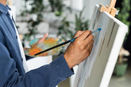 Vista recortada de la pintura de artista afroamericano sobre lienzo 