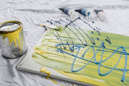 Téléchargez les photos : Peintures sur toile dans un atelier d'art - en image libre de droit