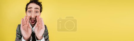 Téléchargez les photos : Brunette homme en veste criant à la caméra isolé sur jaune, bannière - en image libre de droit