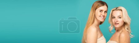 Téléchargez les photos : Femmes souriantes avec acné et taches de rousseur debout isolé sur turquoise, bannière - en image libre de droit