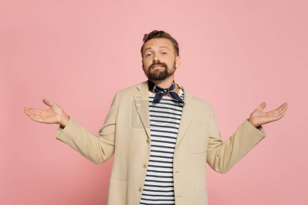 Téléchargez les photos : Homme français bien habillé en blazer et foulard montrant geste haussant les épaules isolé sur rose - en image libre de droit