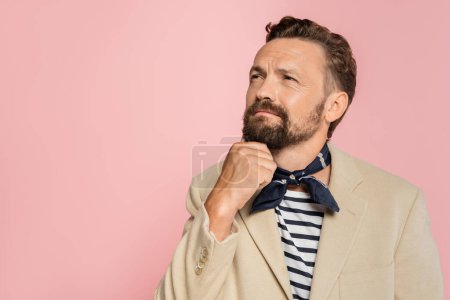 Téléchargez les photos : Cher homme français en blazer et écharpe de cou regardant loin isolé sur rose - en image libre de droit