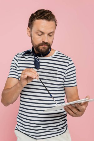 Téléchargez les photos : Artiste français barbu avec écharpe au cou tenant palette et pinceau isolé sur rose - en image libre de droit
