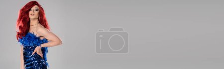 Foto de Moda drag queen en vestido de la mano en la cadera aislado en gris, bandera - Imagen libre de derechos