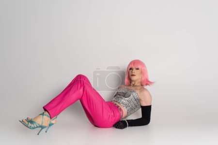 Foto de Moda drag queen en la parte superior y tacones acostados sobre fondo gris - Imagen libre de derechos