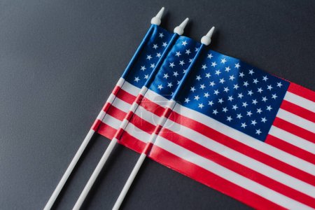 widok z góry amerykańskie flagi z gwiazdami i paski na dzień pamięci odizolowany na czarno 