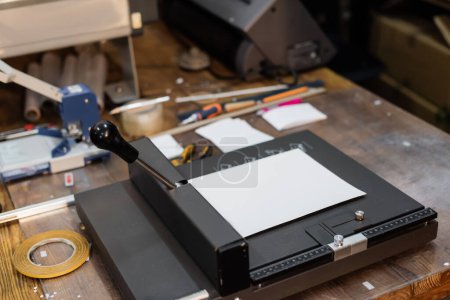 papel en blanco en la parte superior de la máquina de recorte de papel en el centro de impresión moderno 