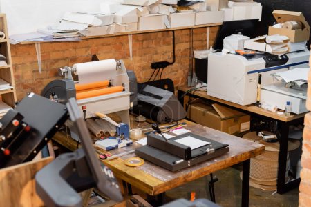 Foto de Recortadora de papel moderna y máquina profesional de plotter de impresión en el centro de impresión - Imagen libre de derechos