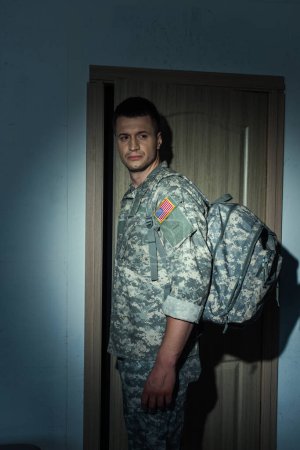 Soldado americano en uniforme militar volviendo a casa por la noche
