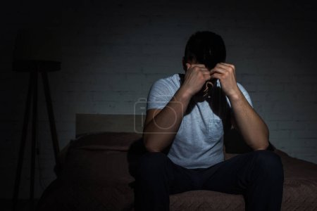 Téléchargez les photos : Homme déprimé souffrant d'insomnie aux prises avec un trouble de stress post-traumatique - en image libre de droit