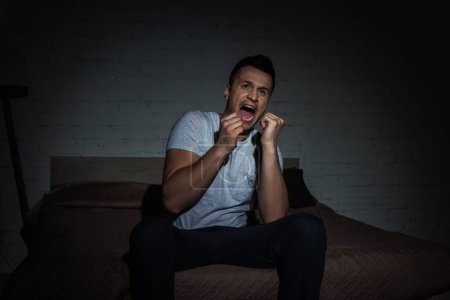 Foto de Hombre ansioso gritando mientras lucha por el trastorno de estrés postraumático - Imagen libre de derechos