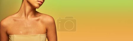 Hydratation, abgeschnittene Ansicht einer jungen Frau mit nackten Schultern und nassem Körper, die auf einem Gradienten-Hintergrund posiert, Hautpflege-Kampagne, Schönheitsmodel, glühende Haut, grüner Hintergrund, natürliche Schönheit, Banner