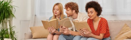 relations alternatives, concept de polygamie, femmes multiculturelles intelligentes lisant des livres avec petit ami roux dans le salon, famille moderne, passe-temps et loisirs, liberté dans la relation, bannière