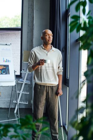 chronische Krankheit, Inklusion, afrikanisch-amerikanischer Mann mit Myasthenia-gravis-Krankheit, der eine Tasse Kaffee hält, kühne und dunkelhäutige Büroangestellte in Freizeitkleidung, die am Fenster steht, Infografiken 