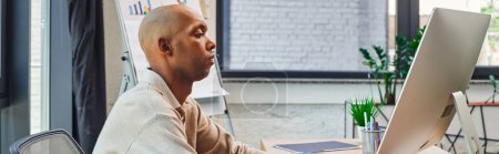 Téléchargez les photos : Inclusion, homme afro-américain avec myasthénie grave au travail, travailleur de bureau audacieux et à la peau foncée à l'aide d'un ordinateur, regardant moniteur, graphiques et tableau à feuilles sur fond, bannière - en image libre de droit