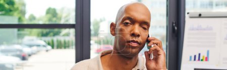myasthenia gravis, afrikanisch-amerikanischer Mann mit Augensyndrom, der telefoniert und in die Kamera schaut, fetter dunkelhäutiger Büroangestellter mit Smartphone, Inklusion, professionelle Kopfschüsse, Banner 