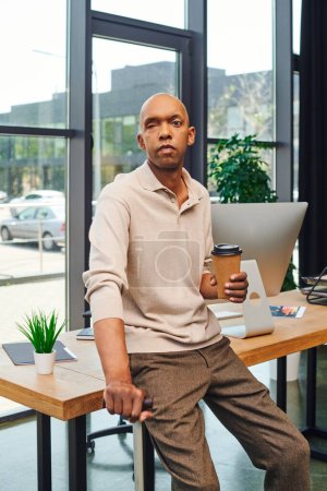 inclusion, syndrome de myasthénie grave, homme d'affaires afro-américain audacieux debout avec canne à pied et pour aller café, moniteur d'ordinateur, employé de bureau à la peau foncée en tenue décontractée